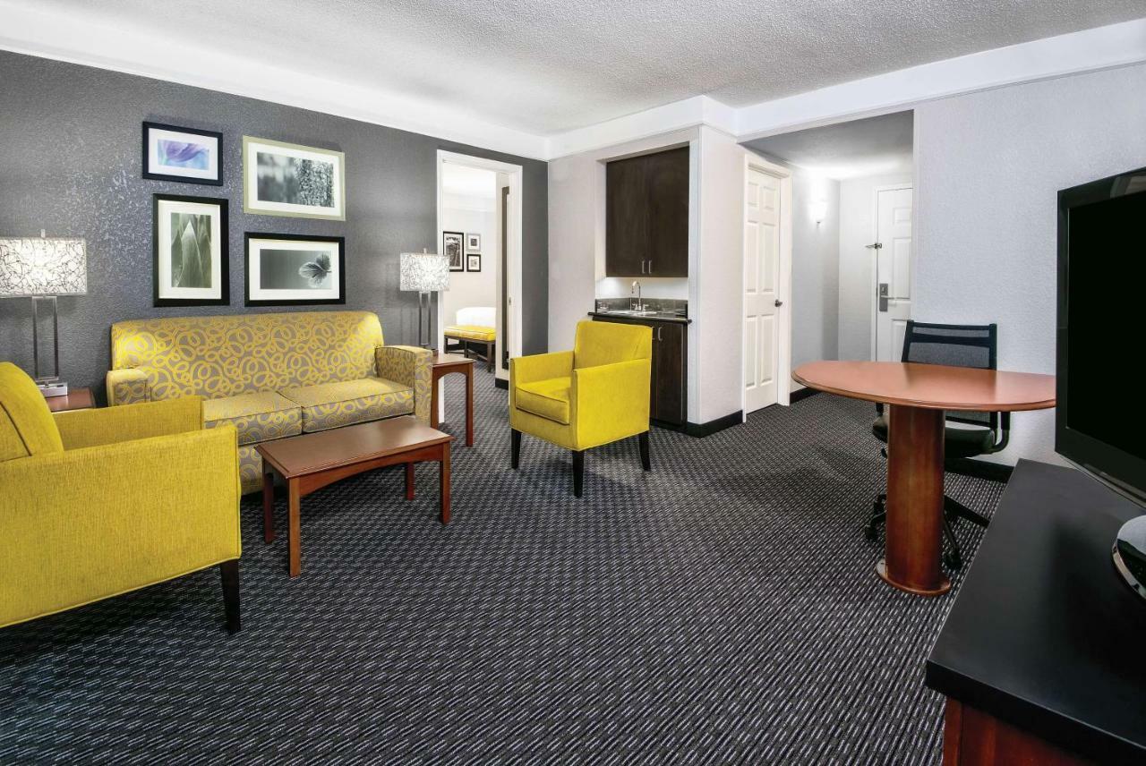 La Quinta Inn & Suites By Wyndham San Antonio Riverwalk Esterno foto